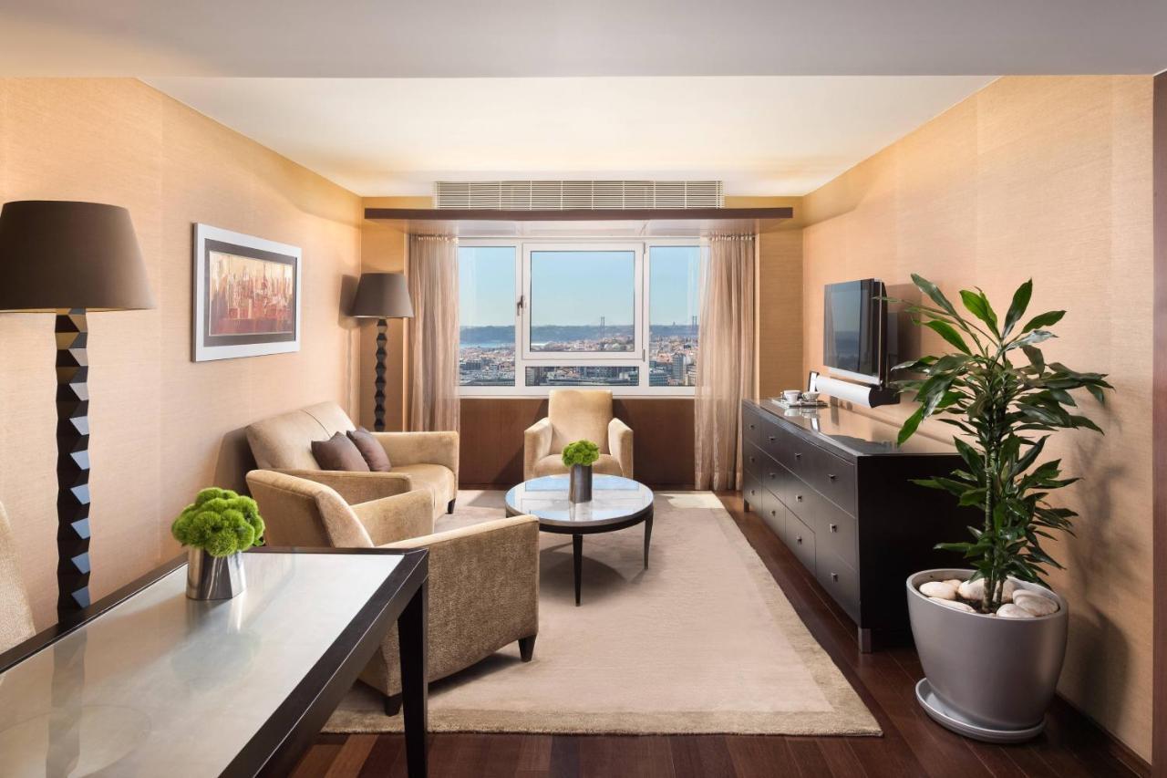 Executive Suite Club lounge access 1 Queen Skyline view,1705799620:JPEG